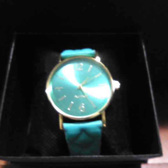 NWT Premium analogue quartz movement alloy/vegan leather watch - Picture 2 of 2